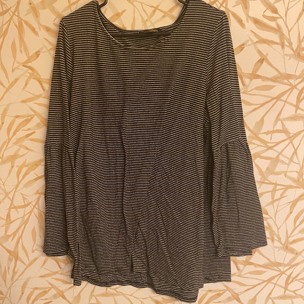 Women Plus 1X Black and White bubble sleeve top